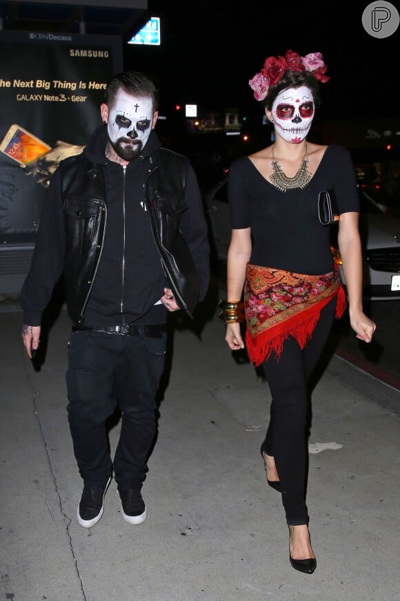 O músico Benji Madden também apostou no rosto pintado como uma caveira mexicana e foi a uma festa de Halloween em Los Angeles, nos Estados Unidos, com uma morena desconhecida