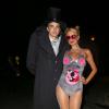 Acompanhando Paris Hilton, o namorado da socialite, River Viiperi, foi fantasiado com uma corcunda