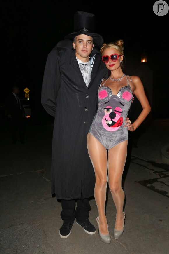 Acompanhando Paris Hilton, o namorado da socialite, River Viiperi, foi fantasiado com uma corcunda