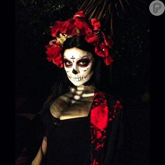 A cantora Fergie, do Black Eyed Peas, compartilhou com seus seguidores no Instagram uma foto em que aparece fantasiada de caveira mexicana. 'Hola mis muertos', escreveu ela