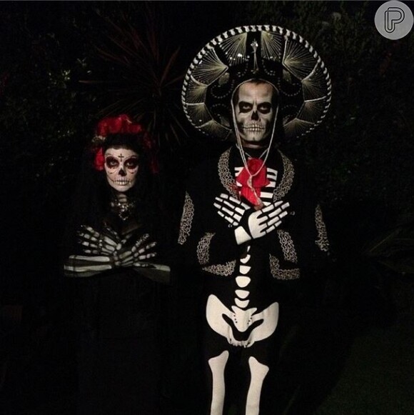 O marido da cantora, Josh Duhamel, também entrou no clima e também se fantasiou de caveira mexicana para o Halloween. 'Hasta la muerte ('Até a morte')', escreveu o ator no Instagram