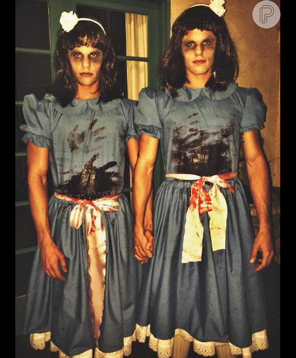 Os gêmeos da série 'Teen Wolf' se fantasiaram como as irmãs gêmeas do filme 'O Iluminado'. Sinistro, não?