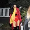 A atriz Naya Rivera, da série 'Glee', chega à festa de Halloween de Kate Hudson vestida como a detetive Carmen Sandiego, em 26 de outubro de 2013
