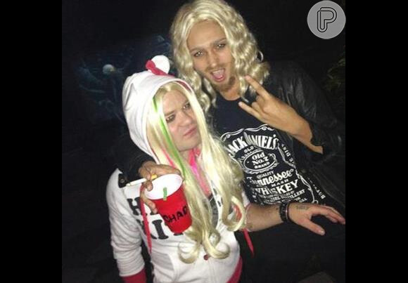 O Halloween também pode ser usado como forma de provocação. O ex-marido de Avril Lavigne, Deryck Whibley, se vestiu como a cantora em uma festa em Los Angeles. Enquanto isso, a namorada dele, Ari Cooper, colocou bigode e barba, se fantasiando de Chad Kroeger, do Nickelback, atual marido de Avril