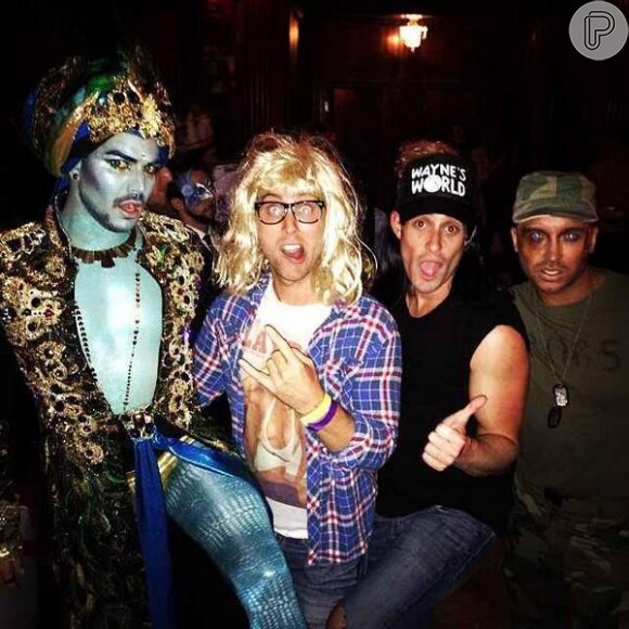 Os cantores Adam Lambert, Lance Bass (ex-*NSYNC) e Jair Rodriguez super animados em festa de Halloween