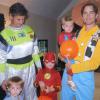 A família do ator Matt Bomer leva o Halloween a sério. Na foto, ele aparece vestido de Woody, do 'Toy Story', enquanto seu marido aparece de Buzz Lightyear. Os filhos, por sua vez, aparecem vestidos como super heróis: Batman, Flash e Homem-Aranha