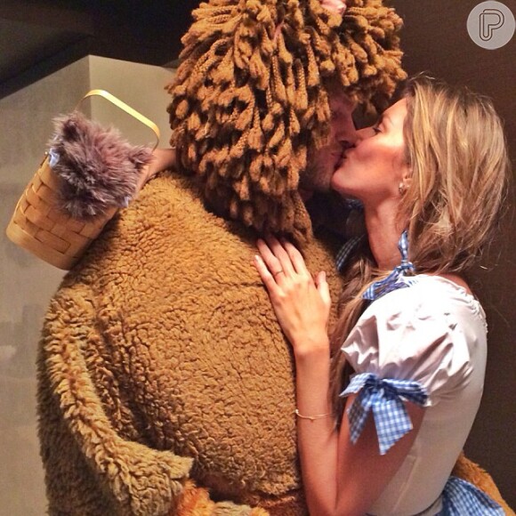 A top brasileira Gisele Bündchen e o marido, Tom Brady, de fantasiaram de Dorothy e leão para uma festa de Halloween em Boston, nos Estados Unidos, em 28 de outubro de 2013