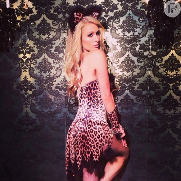 Depois de se fantasiar de Miley Cyrus, Paris Hilton se caracterizou como uma onça sexy, em 30 de outubro de 2013. No Instagram, a socialite escreveu: 'Comemorando o meu feriado favorito na minha boate preferida de Los Angeles'