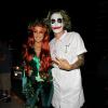 A atriz Shenae Grimes e o modelo Josh Beech se fantasiaram como os inimigos do Batman, Hera Venenosa e Coringa, para uma festa de Halloween em Los Angeles, nos Estados Unidos, em 29 de outubro de 2013