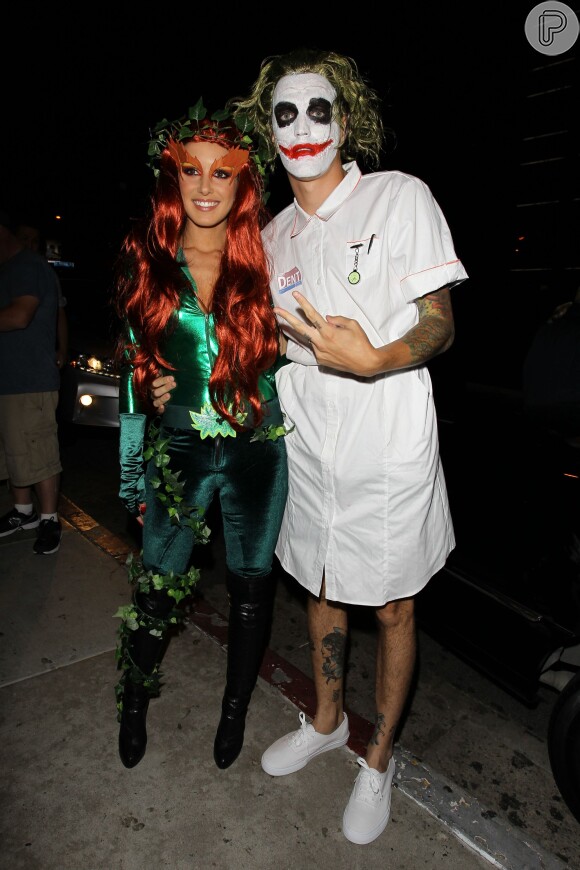 A atriz Shenae Grimes e o modelo Josh Beech se fantasiaram como os inimigos do Batman, Hera Venenosa e Coringa, para uma festa de Halloween em Los Angeles, nos Estados Unidos, em 29 de outubro de 2013