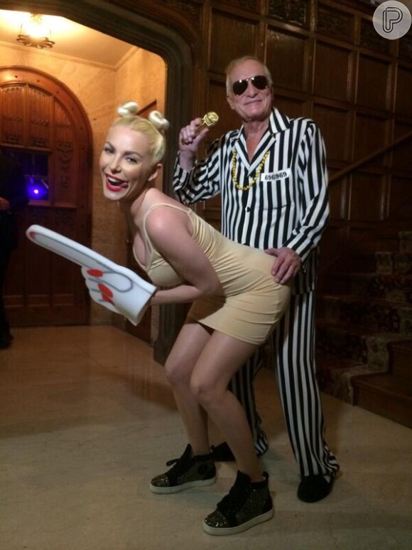 Hugh Hefner e Crystal se fantasiaram de Miley Cyrus e Robin Thicke como na polêmica apresentação deles no VMA 2013