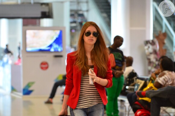 Marina Ruy Barbosa embarca toda estilosa no aeroporto Santos Dumont