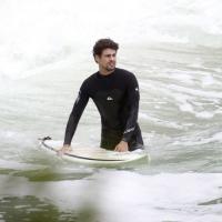 Cauã Reymond, separado de Grazi Massafera, tem dia de surfe em praia do RJ