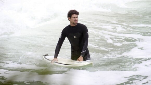 Cauã Reymond, separado de Grazi Massafera, tem dia de surfe em praia do RJ
