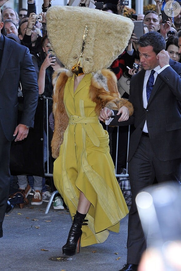 Lady Gaga saiu de um hotel de Berlim com um visual que só permitiu que se soubesse que era ela porque a cantora é conhecida pelas roupas diferentes! Seu rosto ficou completamente tapado pelo acessório de cabeça em evento de apresentação do single 'Artpop', no dia 24 de outubro de 2013