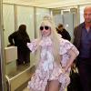 Lady Gaga já chegou em Berlim chamando atenção. Ela usou um vestido com corte conceitual que deixou uma de suas coxas totalmente à mostra, combinado com um salto enorme, que já é marca registrada dele suas escolhas fashion, no dia 23 de outubro de 2013
