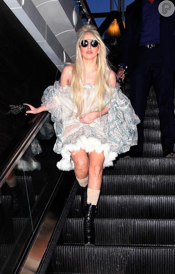 Lady Gaga usou um look com pegada rock, que se destacou mais pela cor translúcida e pelo caimento, que só cobriu seu tronco. O sapato de salto com meia 3/4 também foi escolhido pela cantora nesse dia, em Los Angeles, no dia 22 de outubro de 2013