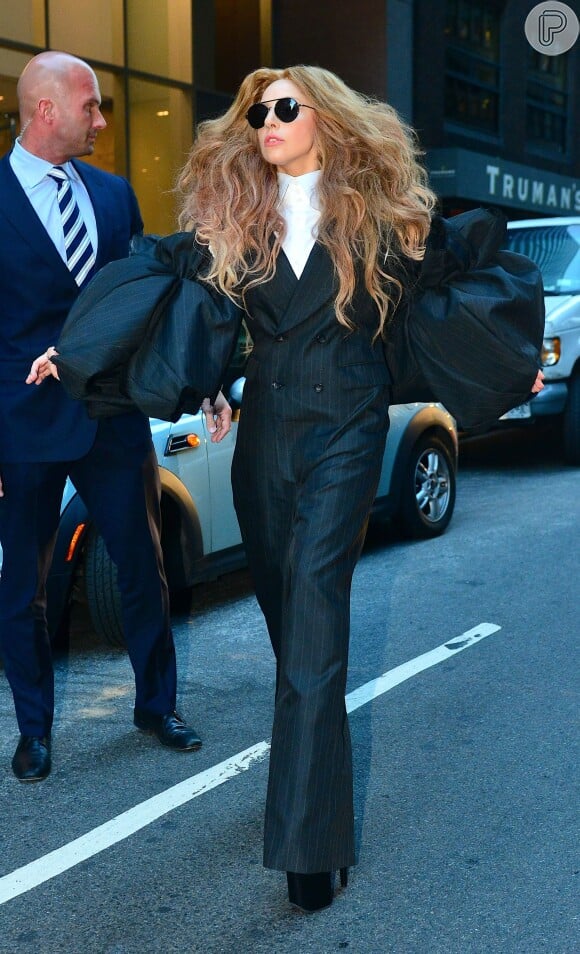Lady Gaga compareceu ao Fashion Week de Nova York com look masculino, em 6 de setembro de 2013