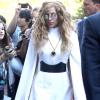 Até numa simples caminhada de seu apartamento em Nova York para um estúdio Lady Gaga se mostra estilosa. Ela usou um vestido branco com mangas longas por cima dos braços, salto gigante e cabelos frisados no dia 24 de agosto de 2013