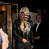Lady Gaga foi fotografada usando uma máscara diferente em Nova York, em 15 de dezembro de 2012