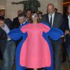 Lady Gaga foi à Paris e usou um vestido bem armado, que no meio era rosa e azul no restante, combinando com os sapatos, em 22 de setembro de 2012