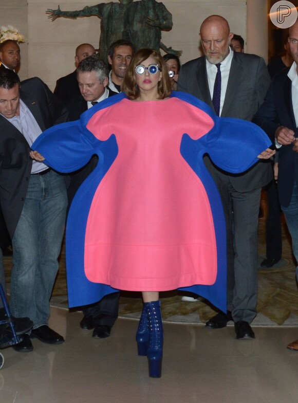Lady Gaga foi à Paris e usou um vestido bem armado, que no meio era rosa e azul no restante, combinando com os sapatos, em 22 de setembro de 2012