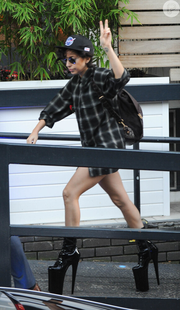 Lady Gaga foi ao estúdio ITV em Londres com uma camisa quadriculada masculinha e um boné, contrastando a meia pata gigante em seu salto, no dia 29 de outubro de 2013