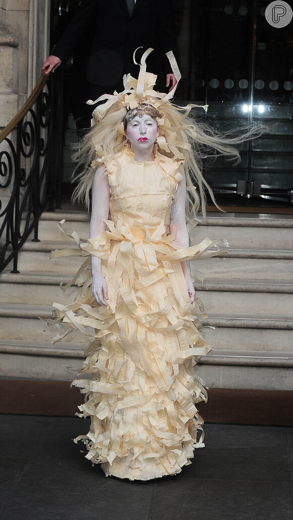 Lady Gaga siau de um hotel em Londres com um visual que lembra recortes de papel. O acessório de cabeça era como o vestido e a forma com que ela penteou o cabelo também deu um ar de continuidade ao look, que ainda foi completado pela maquiagem branca no rosto e nos braços, no dia 28 de outubro de 2013