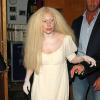 Quando o assunto é looks excentricos Lady Gaga é referência. Ela saiu do Studio 68, após ensaio, com um look que parece já homenagear o halloween! A cantora usou um vestido largo branco e seus braços estavam pintados de branco, além de um cabelo armado, para finalizar o ar de fantasminha, no dia 26 de outubro de 2013