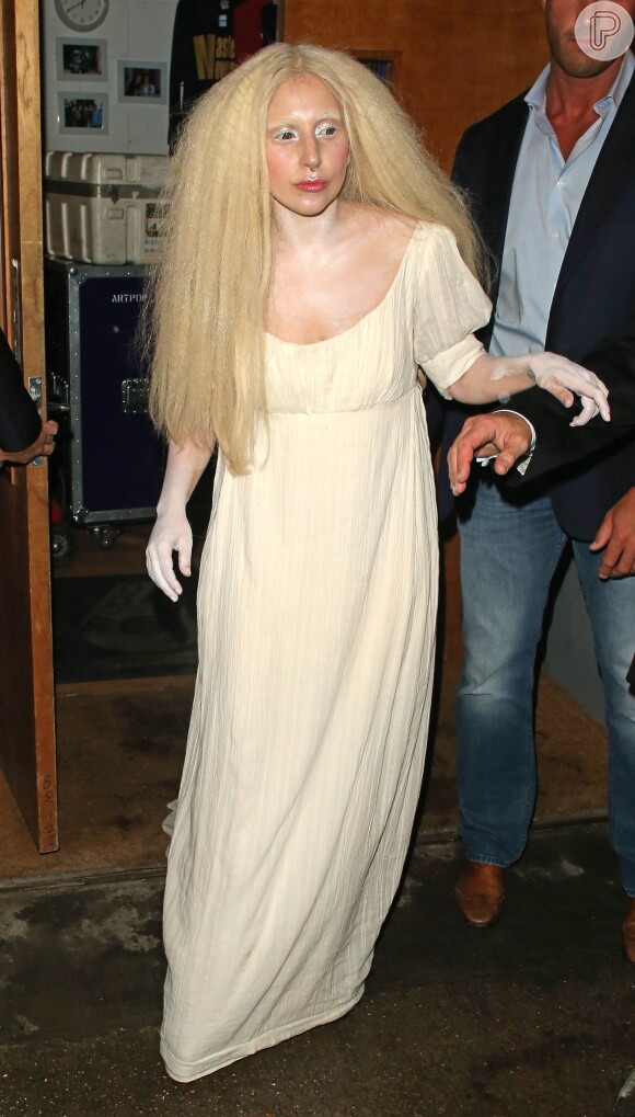 Quando o assunto é looks excentricos Lady Gaga é referência. Ela saiu do Studio 68, após ensaio, com um look que parece já homenagear o halloween! A cantora usou um vestido largo branco e seus braços estavam pintados de branco, além de um cabelo armado, para finalizar o ar de fantasminha, no dia 26 de outubro de 2013