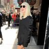 Lady Gaga foi ao programa 'Good Morning America', em Nova York, com um vestido que escondia totalmente seus braços, no dia 9 de setembro de 2013