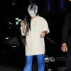 Lady Gaga saiu com uma máscara branca com detalhes pretos que escondeu totalmente seu rosto. A cantora ainda se equilibrou no scarpin altíssimo, usado com calça azul, no dia 7 de setembro de 2013