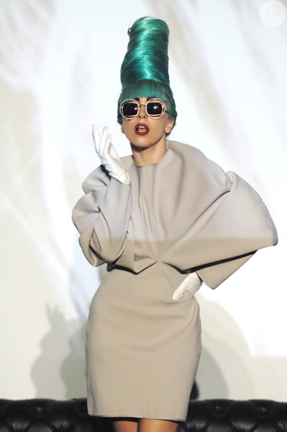 Lady Gaga foi de cabelo verde, com um penteado que lembra o da Margie, de 'Os Simpsons', a  evento de um museu de ciência em Singapura, em 7 de julho de 2011