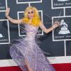 Lady Gaga foi ao Grammy de 2010 com um vestido lilás com estrutura de anéis e um salto brilhante com formato tão diferente quanto o vestido, no dia 31 de janeiro de 2010