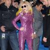 Lady Gaga foi à casa de espetáculos 'The Radio City Music Hall', em Nova York, com macacão rosa e prateado, e usou botas pretas, combinando com os óculos escuros, no dia 23 de janeiro de 2010
