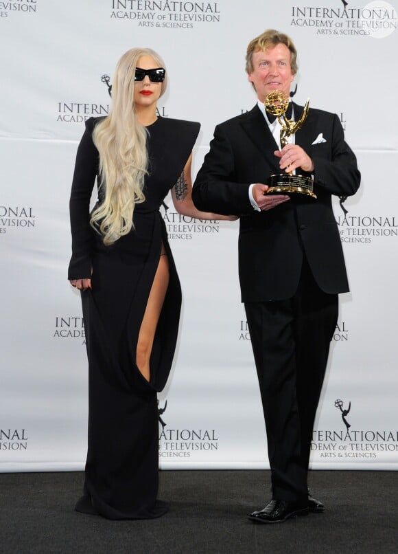 Lady Gaga escolheu um pretinho básico para comparecer ao prêmio Emmy Awards de 2011, mas como a cantora não costuma usar looks convencionais, a longa fenda em seu vestido chamou a atenção, em 18 de setembro de 2011
