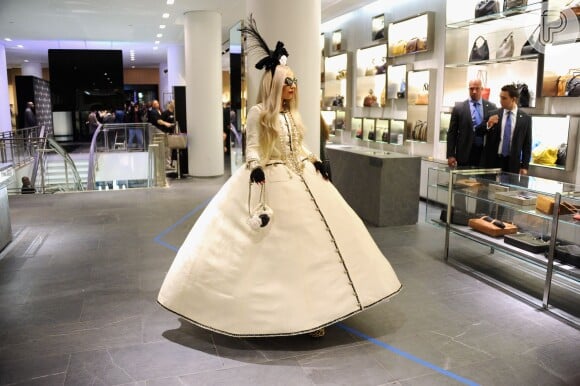 Lady Gaga optou por um vestido branco muito rodado com detalhes pretos e acessórios da mesma cor para comparecer ao evento anual de oficinas na Barneys New York, em 21 de novembro de 2011