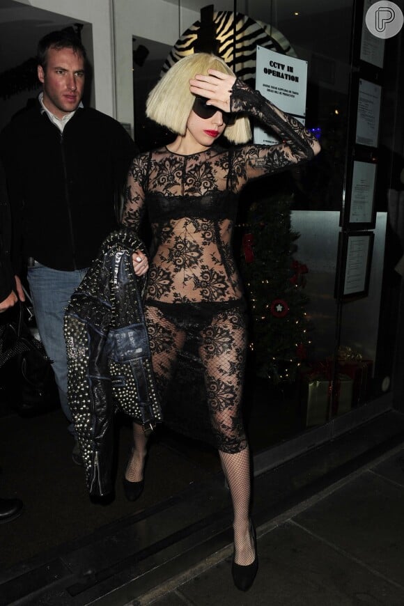 Lady Gaga foi a um restaurante londrino vestida de lingerie com um macacão transparente de renda por cima, no dia 5 de novembro de 2009