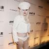Lady Gaga foi ao Fashion Week de Nova York com calcinha, cropped e jaqueta brancos, além de sapato, boina e maquiagem por todo o corpo na mesma cor, em 10 de fevereiro de 2010