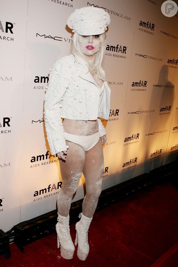Lady Gaga foi ao Fashion Week de Nova York com calcinha, cropped e jaqueta brancos, além de sapato, boina e maquiagem por todo o corpo na mesma cor, em 10 de fevereiro de 2010