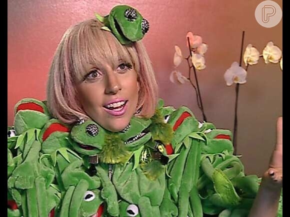 Lady Gaga se vestiu com pelúcias do sapinho Caco, do Muppet Show, para dar uma entrevista à TV alemã
