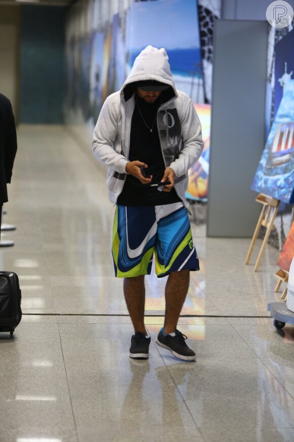 Caio Castro anda disfarçado no aeroporto Santos Dumont, em 30 de outubro de 2013