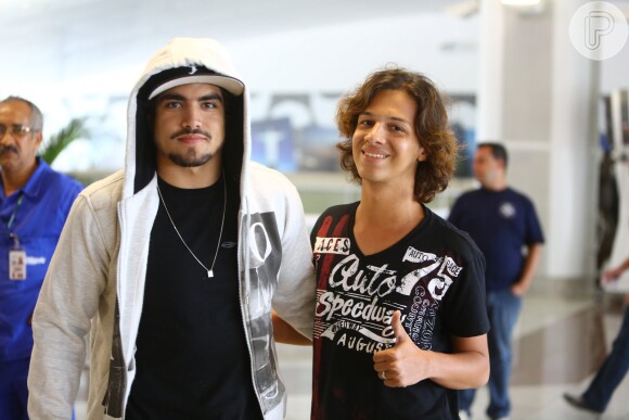 Caio Castro posa com fã no aeroporto do Rio