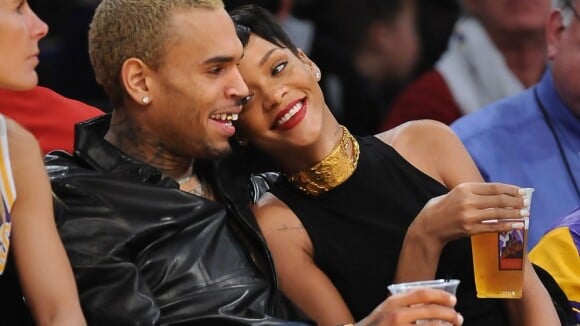 Rihanna e Chris Brown reatam namoro e trocam carinhos em jogo de basquete