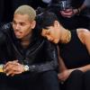 Rihanna descansa no ombro de Chris Brown