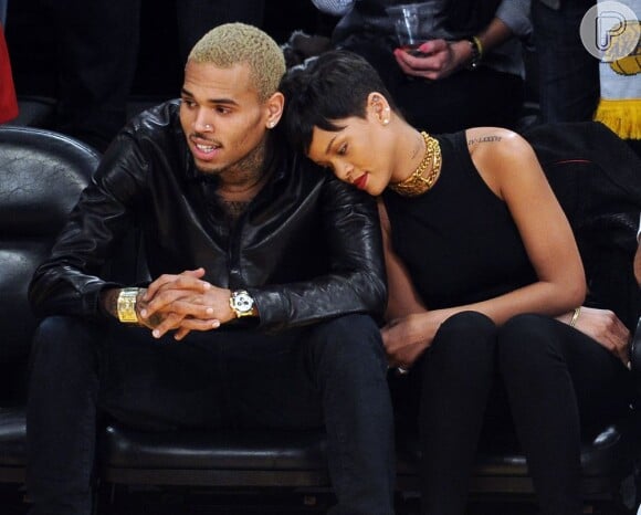 Rihanna descansa no ombro de Chris Brown