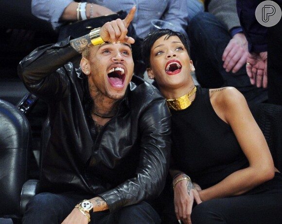 Chris Brown e Rihanna se divertem em jogo de basquete