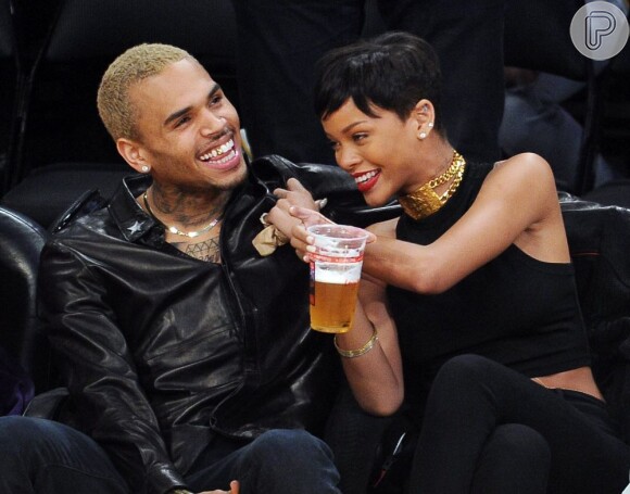 Rihanna bebe cerveja em jogo de basquete
