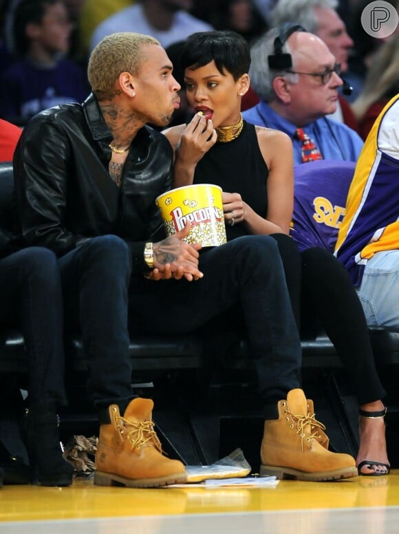 Chris Brown e Rihanna comem pipoca