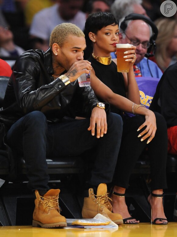 Rihanna parecer perceber a presença de fotógrafos